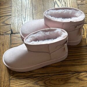 Juicy Couture Pink Ankle Booties with Plush Lining size 9 like new